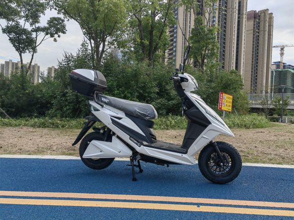 Электроскутер Vento (Венто) VMC ICORSA (2000W, 20V/72Ah) WHITE | Мототека